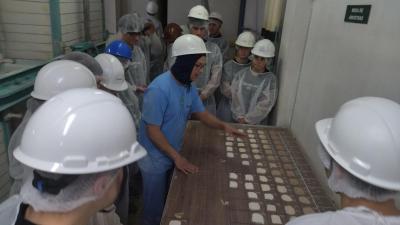 Estudantes de Guaraniaçu visitam Moinho Coprossel e conhecem processo de industrialização do trigo